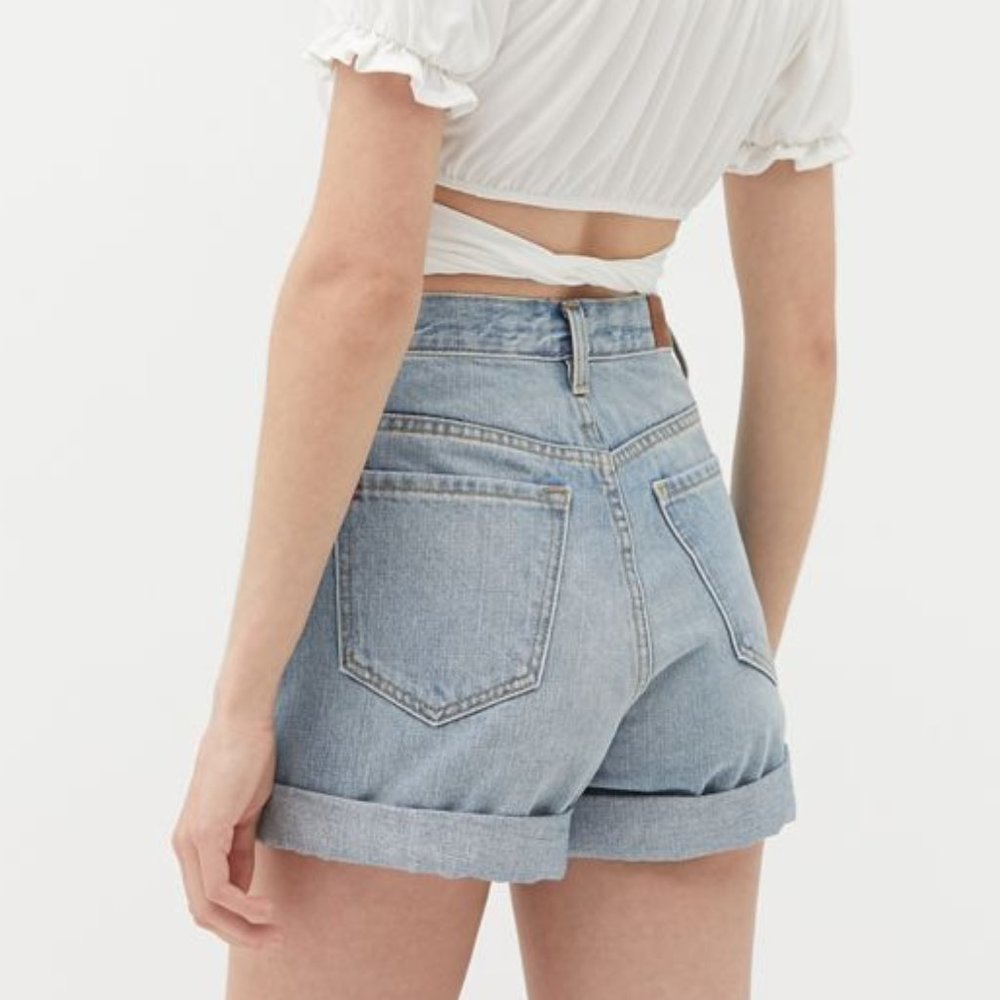 NWT UO High Rise Mom Jean Shorts - Light Wash - Picture 2 of 5